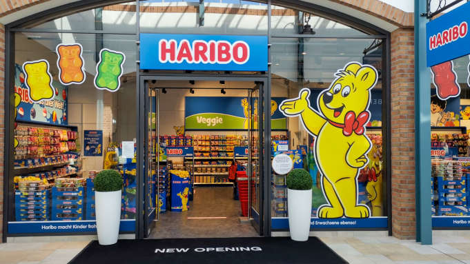 Außenansicht HARIBO Shop in Halle-Leipzig mit Goldbär Fenster Dekoration