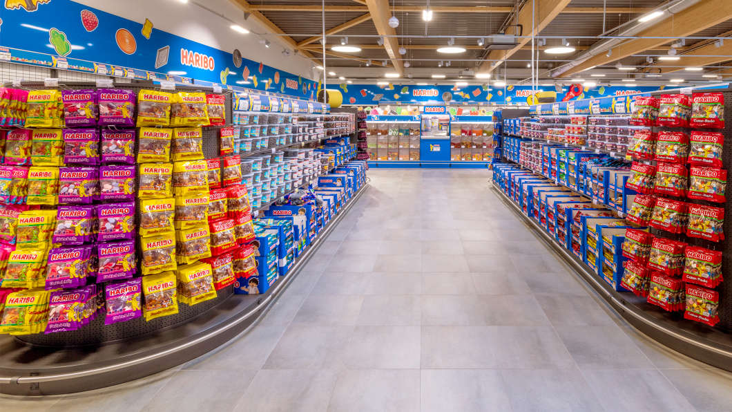 Reihen voller HARIBO-Produkte im Fabrikverkauf in Bonn Bad Godesberg