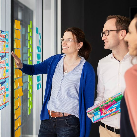HARIBO-medewerkster voor een wand met kleurrijke post-its