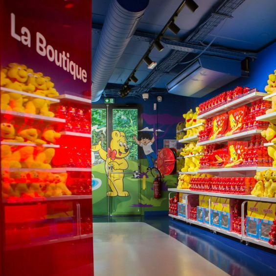 Store Interior 1 (Boutique, 16:9)